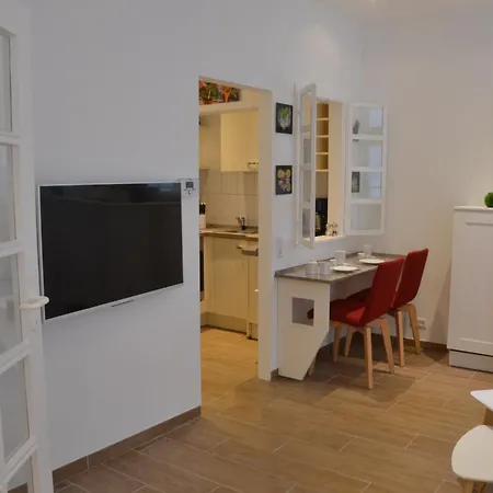 Altbau Trifft Moderne, Neuwertige Komfortwohnung Fuer Bis 2 Personen アパート